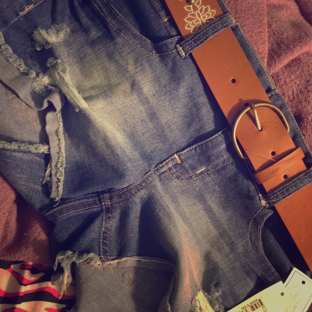 Short shorts with belt